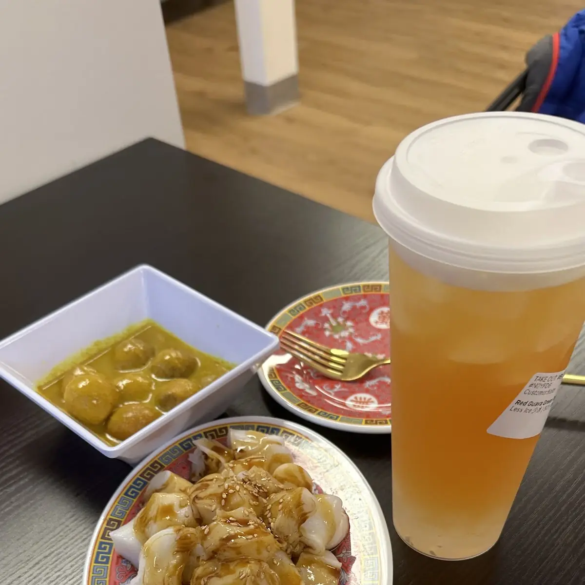 Pork Rice Noodles Roll with Special Sauce 混酱猪肠粉